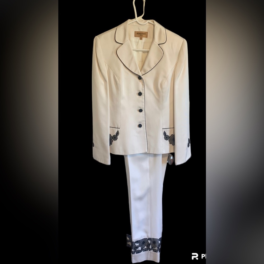 BERGAMO by EBI Women’s lined Pant Suit, Creme colored with Appliqué, Size 10